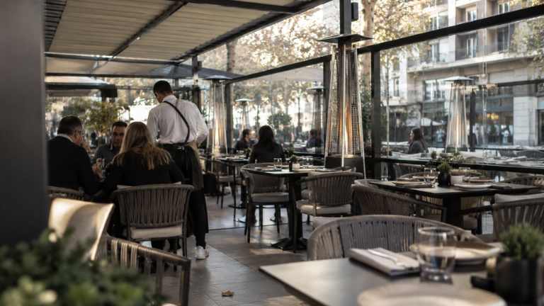 Terraza de hostelería preparada para el otoño con mobiliario exterior y estufas